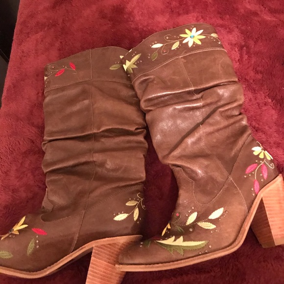 Attitude without Limits Embroidered Boots - Picture 3 of 4